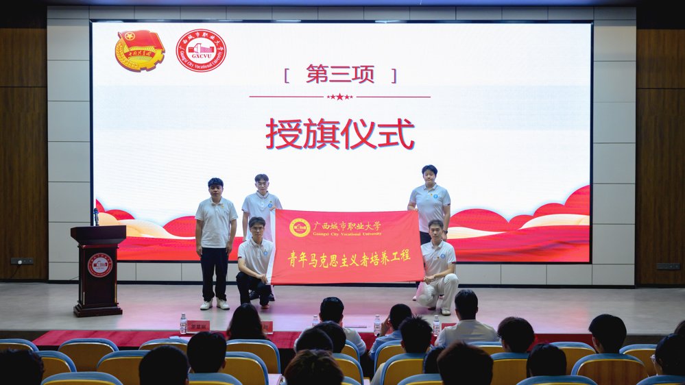 校团委副书记曾王成和商亚盈体育成为曼